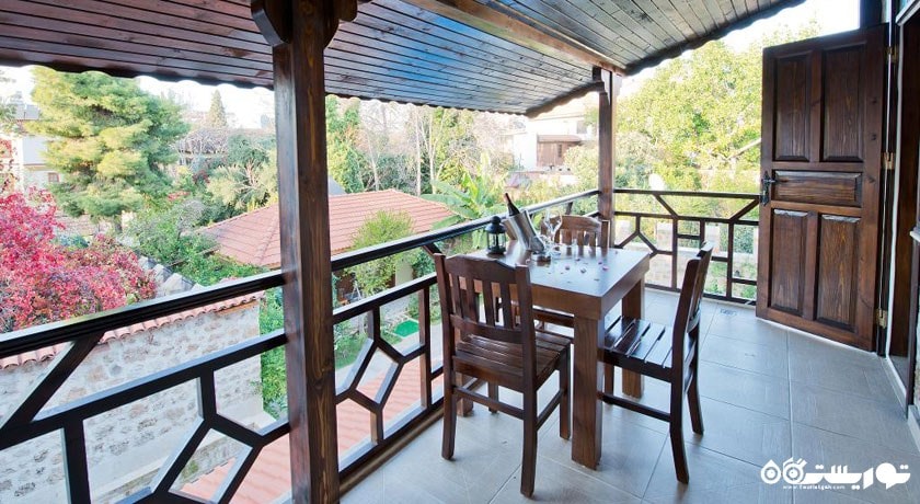 نمایی از بالکن اتاق های هتل